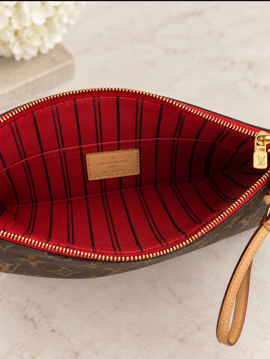 Pre loved Louis Vuitton Monogram Pochette