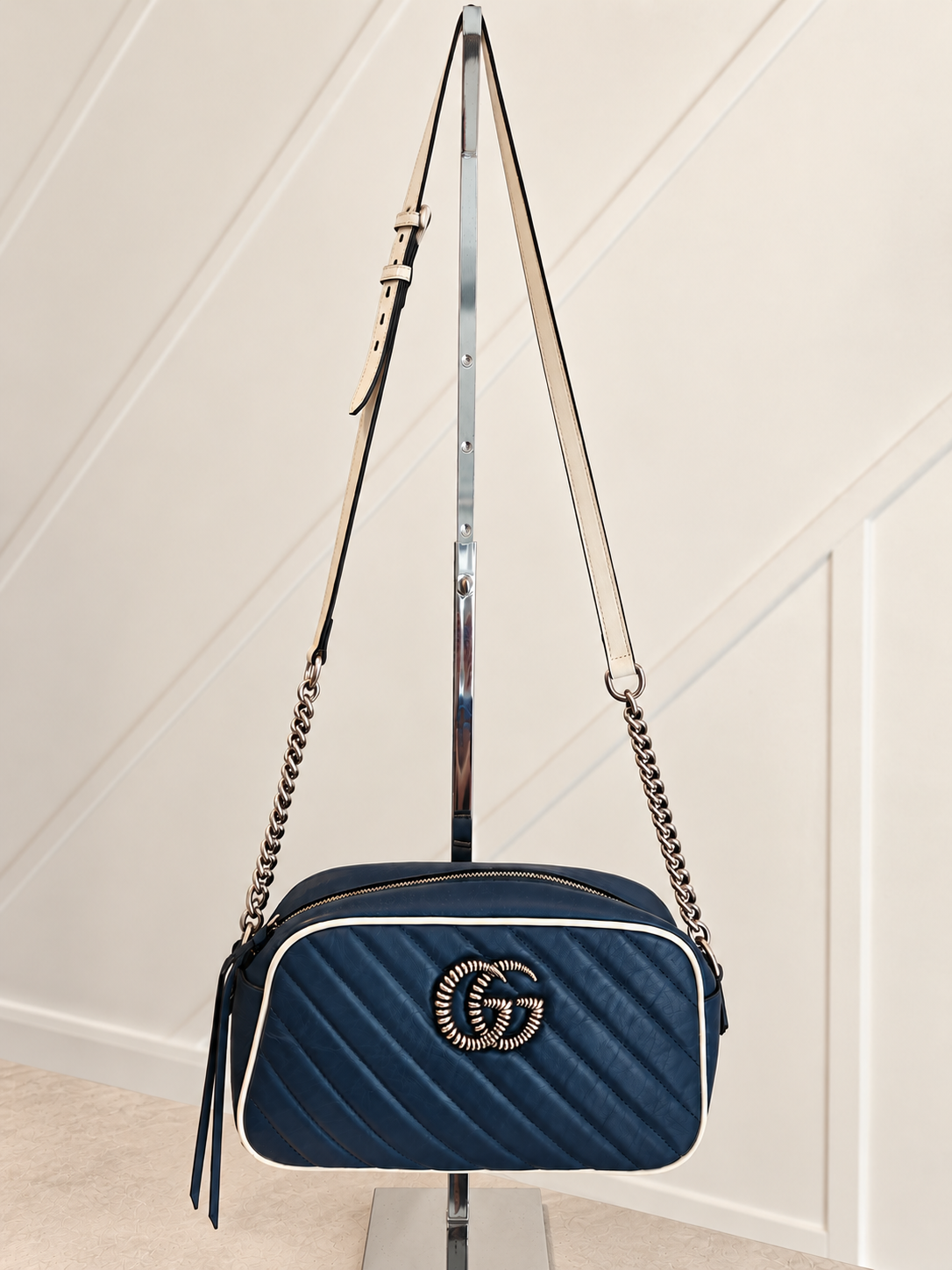 Pre Loved Gucci GG Marmont Matelassé Torchon Small Camera Bag – Navy & White RRP €1,800