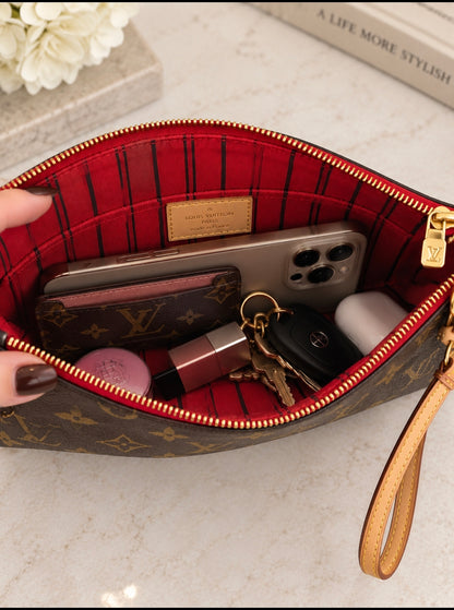 Pre loved Louis Vuitton Monogram Pochette